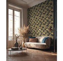 Salon avec canapé, table basse et papier peint à motifs