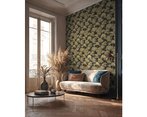 Salon avec canapé, table basse et papier peint à motifs