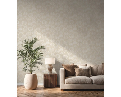 Salon avec papier peint beige à motifs de palmiers, canapé, table d'appoint et plante d'intérieur