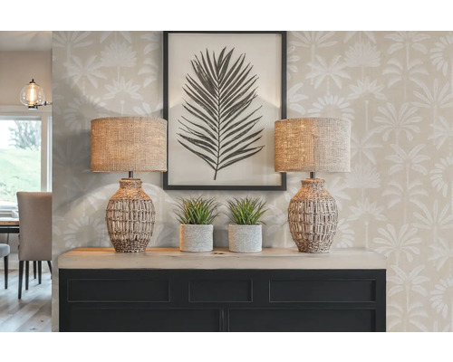 Scène décorative avec deux lampes de table, des plantes d'intérieur, une photo de feuille encadrée et une console