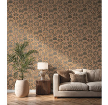 Salon avec canapé, plante d'intérieur et papier peint à motifs