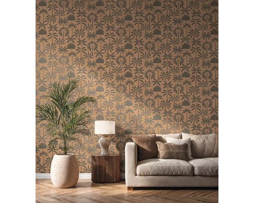 Salon avec canapé, plante d'intérieur et papier peint à motifs