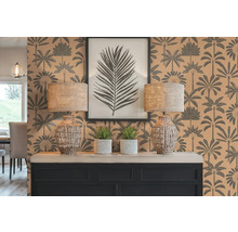 Intérieur décoratif avec papier peint à motifs, deux lampes de table, plantes d'intérieur et un imprimé de feuille encadré