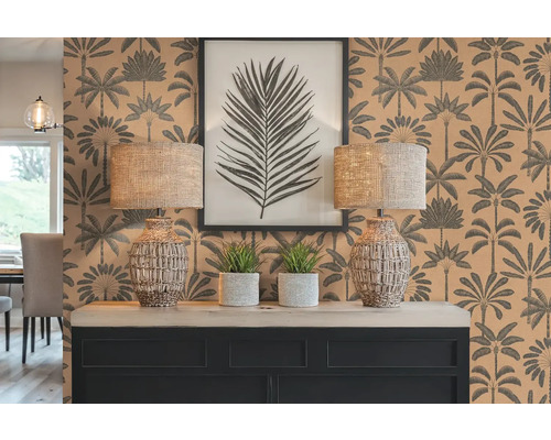 Intérieur décoratif avec papier peint à motifs, deux lampes de table, plantes d'intérieur et un imprimé de feuille encadré