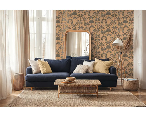 Salon avec canapé bleu, table en bois, miroir et papier peint à motifs