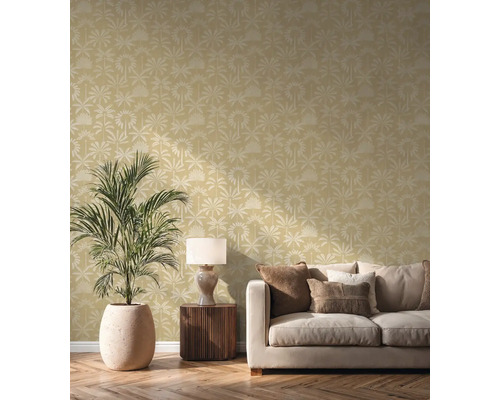 Salon avec papier peint à motifs, canapé, lampe de table et plante d'intérieur