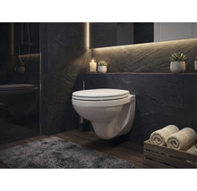 Modernes Badezimmer mit Wand-WC, Handtüchern und Dekoration