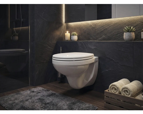 Modernes Badezimmer mit Wand-WC, Handtüchern und Dekoration