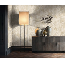 Intérieur avec papier peint à motifs, lampadaire et commode