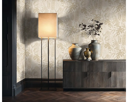 Intérieur avec papier peint à motifs, lampadaire et commode