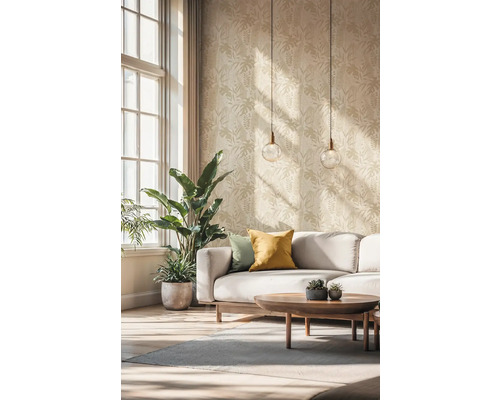 Salon lumineux avec papier peint à motifs, canapé, table basse et plantes d'intérieur