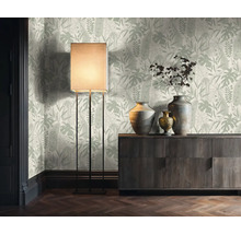 Intérieur avec papier peint botanique, lampadaire et commode en bois