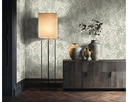 Intérieur avec papier peint botanique, lampadaire et commode en bois