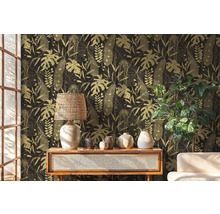 Salon avec papier peint jungle, commode, lampe de table et plante d'intérieur