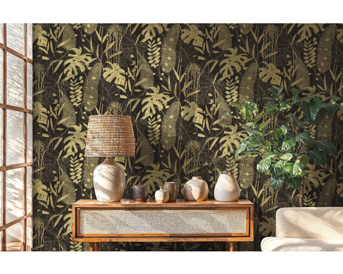 Salon avec papier peint jungle, commode, lampe de table et plante d'intérieur