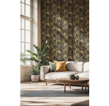 Salon avec papier peint à motifs, canapé et plantes d'intérieur