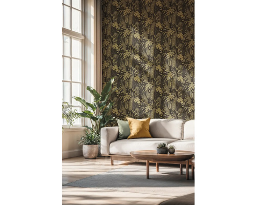 Salon avec papier peint à motifs, canapé et plantes d'intérieur