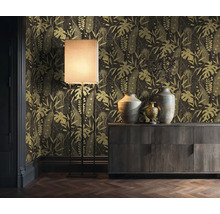 Intérieur décoratif avec un papier peint à motifs végétaux, un lampadaire et un meuble en bois