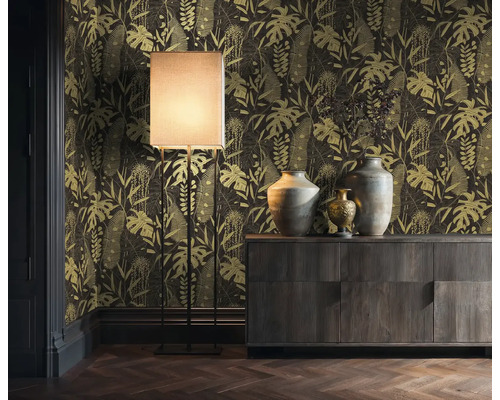 Intérieur décoratif avec un papier peint à motifs végétaux, un lampadaire et un meuble en bois