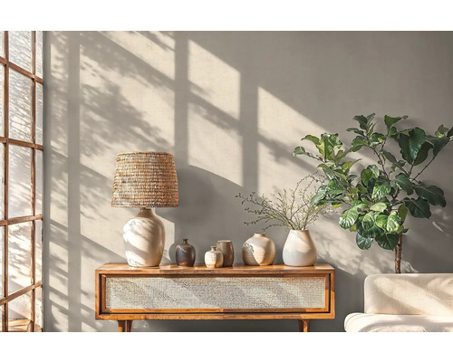 Wohnzimmer-Szene mit Lampe, Vasen, Pflanze und Kommode