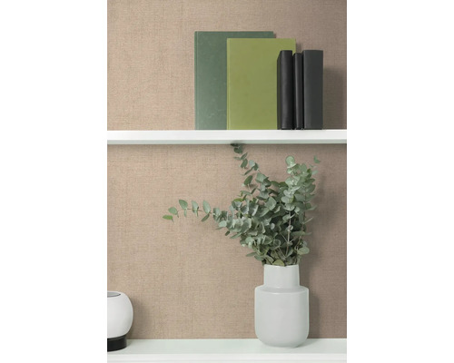 Dekoratives Regal mit Büchern und Vase mit Eukalyptus