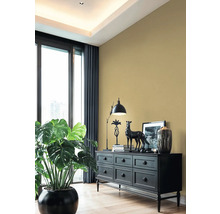 Salon avec commode noire, lampe, décoration et plante d'intérieur