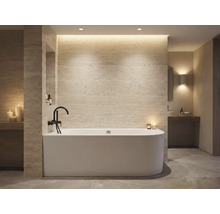 Salle de bain avec baignoire, robinet, étagères et éclairage