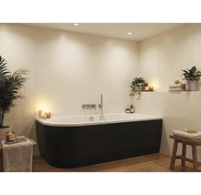 Modernes Badezimmer mit freistehender Badewanne, Wandarmatur und heller Fliesengestaltung.