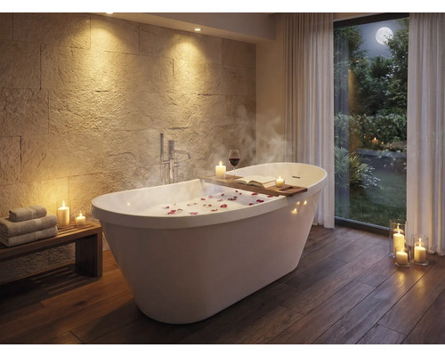 Badezimmer mit freistehender Badewanne, Holzablage, Kerzen und Steinwand