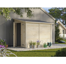 Holzgartenhaus mit geöffneter Tür, Giesskanne, Schlauchwagen und Rasenmähroboter im Garten