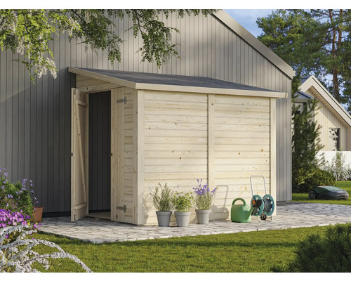 Holzgartenhaus mit geöffneter Tür, Giesskanne, Schlauchwagen und Rasenmähroboter im Garten