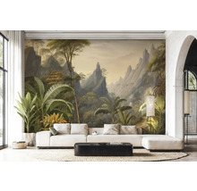 Salon avec papier peint panoramique représentant un paysage de montagne tropicale avec palmiers, canapé clair et table basse noire.