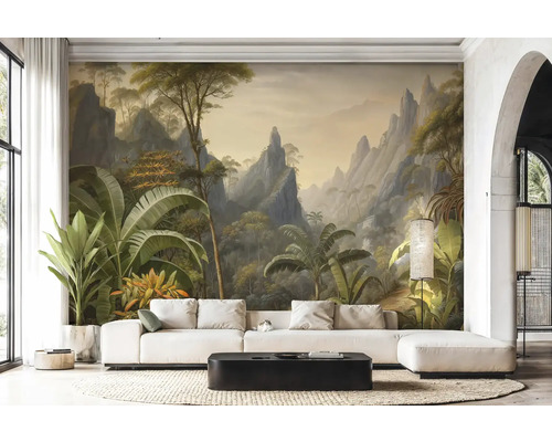 Salon avec papier peint panoramique représentant un paysage de montagne tropicale avec palmiers, canapé clair et table basse noire.