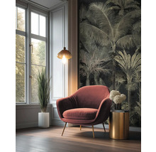 Salon avec papier peint tropical à palmiers, fauteuil rouille aux pieds dorés, table d appoint dorée et plante d intérieur près d une fenêtre.