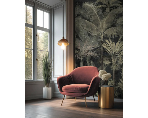 Salon avec papier peint tropical à palmiers, fauteuil rouille aux pieds dorés, table d appoint dorée et plante d intérieur près d une fenêtre.
