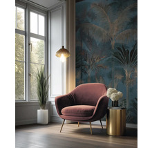 Salon moderne avec papier peint panoramique à motif de palmiers, fauteuil en velours et table basse dorée.