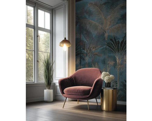 Salon moderne avec papier peint panoramique à motif de palmiers, fauteuil en velours et table basse dorée.