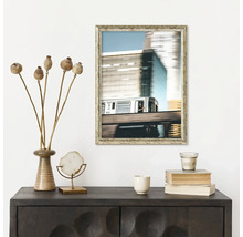 Nature morte décorative avec commode, image, vase et accessoires