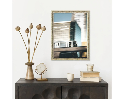 Nature morte décorative avec commode, image, vase et accessoires