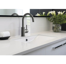 Badezimmer Waschbecken mit Armatur, Handtuch und Blumenvase