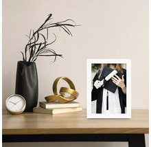 Scène décorative avec photo d'une diplômée, horloge, vase et sculpture