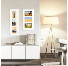 Deux cadres photo triples sur un mur au-dessus d'un buffet dans un salon