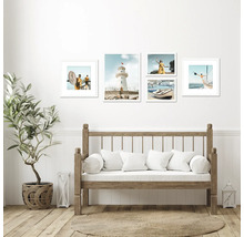 Décoration murale avec plusieurs photos sur le thème de la côte au-dessus d'une banquette dans un intérieur.