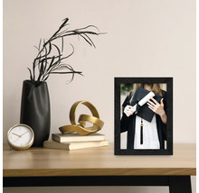 Table décorative avec cadre photo, vase et horloge