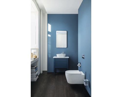 Salle de bains moderne avec meuble-lavabo, miroir, WC suspendu et mur bleu