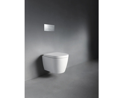 WC suspendu avec plaque de commande sur un mur gris.