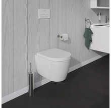 WC suspendu avec réservoir et brosse de toilette dans une salle de bains