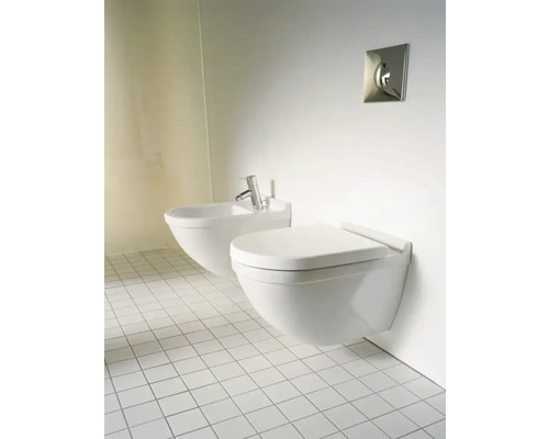 Wandhängendes WC und Bidet in einem hellen Badezimmer.