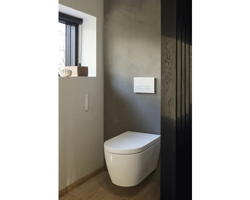 Salle de bains moderne avec WC suspendu et plaque de commande