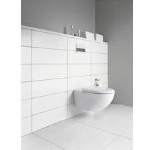 Modernes Badezimmer mit wandhängendem WC, weißen Fliesen und Ablagefläche